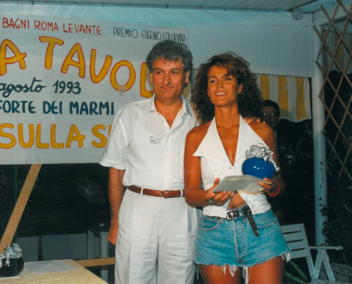 1993 Forte dei Marmi, bagno Roma Levante - - Gherardo Guidi premia Tiziana Zanella