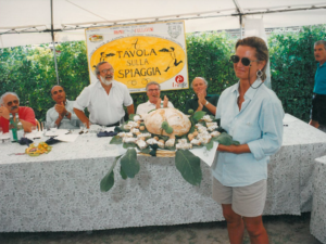 1994 - Forte dei Marmi, bagno Roma Levante - Mariangela Fagioli presenta il suo piatto