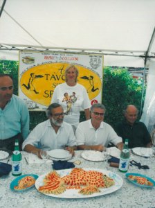 1994 - Forte dei Marmi, bagno Roma Levante - Riccardo Marasco, Enrico Ferri, Tony May, Giancarlo Aneri e Silvana Coveri con il suo pesce finto in primo piano