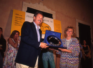 1996 - Marina di Castagneto Carducci, spiagga Le Sabine - Manlio Collavini premia Sandra Gozzoli