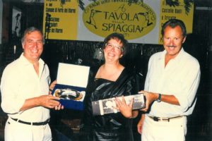 1997 - Forte dei Marmi, La Capaninna - Carlo Burchi e Manlio Collavini premiano Cinzia Melchionne