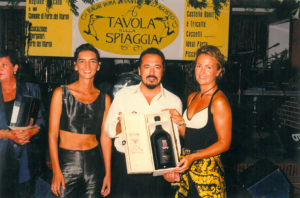 1997 - Forte dei Marmi, bagno Roma Levante - Elisabetta Valentini e Roberta Bastagli premiate da Remo Grassi di Castello Banfi