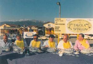 1998 - Forte dei Marmi, bagno Roma Levante - La Giuria pronta a degustare il Cacciucco