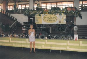 1999 - Forte dei Marmi, La Capannina - Irene Thaon de Revel conduce la premiazione