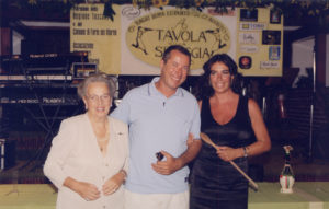 1999 - Forte dei Marmi, La Capannina - Sandro Vannucci con Anna Brosio campionessa 1997 che ha ceduto il mestolo a Rosaria Panatta campionessa 1998