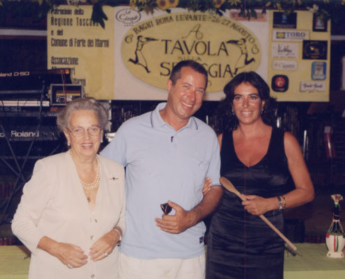1999 - Forte dei Marmi, La Capannina - Sandro Vannucci con Anna Brosio campionessa 1997 che ha ceduto il mestolo a Rosaria Panatta campionessa 1998