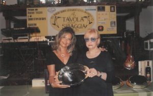 2000 – Forte dei Marmi, La Capannina - Lucia Giovannetti premiata da Grazia Cassetti