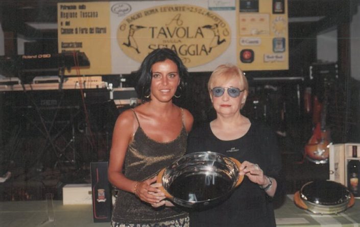 2000 – Forte dei Marmi, La Capannina - Valentina Volpe premiata da Maria Grazia Cassetti